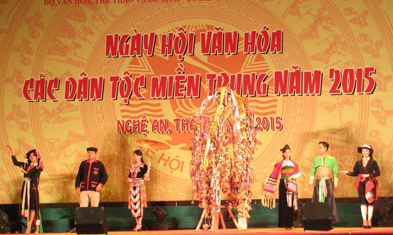 Trình diễn trang phục truyền thống các dân tộc miền Trung
